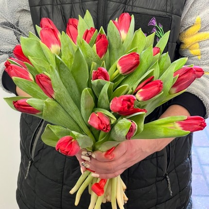Букет красных тюльпанов на 8 марта с доставкой в по Рошалю