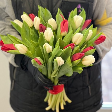 Заказать букет белых и красных тюльпанов недорого с доставкой в по Рошалю
