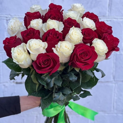 Букет «Баланс» из красных и белых роз - купить с доставкой в по Рошалю