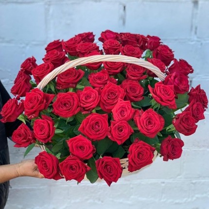 Корзинка "Моей королеве" из красных роз с доставкой в по Рошалю