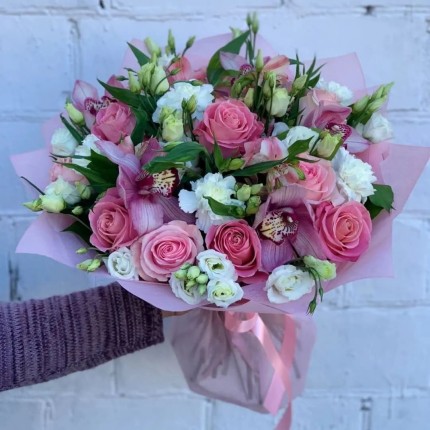 Букет из розовых роз и орхидей "Нежность" - доставка в по Рошалю